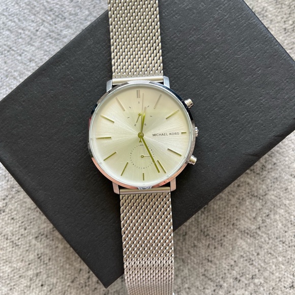 Michael Kors silver watch - Picture 3 of 4